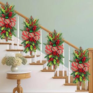 Fleurs décoratives Escalier en plastique Couronne de garniture en larmes avec des baies rouges à baies rouges