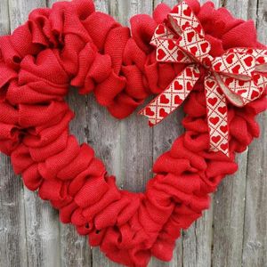 Guirlande de fleurs décoratives en forme de cœur rouge, couronne de saint-valentin, romantique en forme de cœur avec nœud papillon à carreaux pour l'extérieur de la saint-valentin