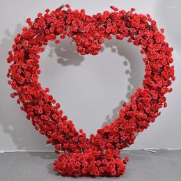 Flores decorativas Estante en forma de corazón rojo Fondo floral de la boda Escenario Evento Celebración Decoración Artificial