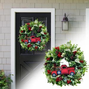 Decoratieve bloemen rode vrachtwagen kerstkrans vintage bessen herfst bij de voordeur houten hangend voor binnen en gedroogde bloem