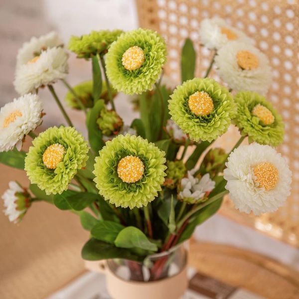 Fleurs décoratives rondes chrysanthèmes artificielles sont utilisées dans les jardins de décoration de la maison pour décorer les décorations de noël