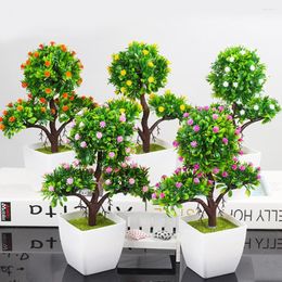 Les fleurs décoratives simulent l'ornement en pot de fleur d'intérieur de bonsaï pour le rebord de fenêtre de salon