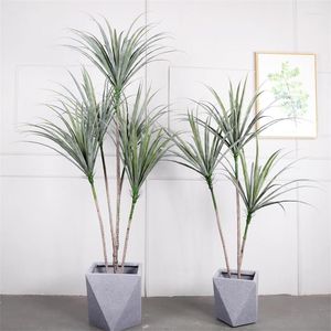 Decoratieve bloemen simuleren grote drakenbloed en ijzeren boom potted shop lobby scene simulatie groen planten decoratie buiten onwaar