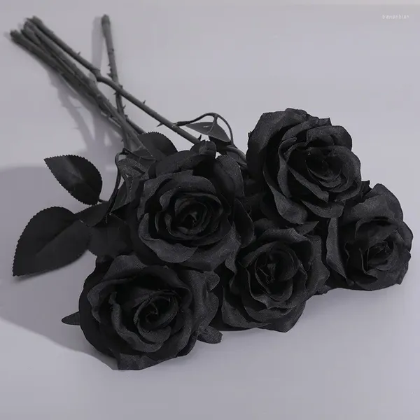 Les fleurs décoratives simulent le bouquet de rose noir pur pour la série sombre de style gothique d'horreur d'Halloween décorée de faux