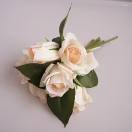 Fleurs décoratives fleur de fleur de rose hydratante hydratant la main épouse de mariage tenant le bouquet décoration de la maison