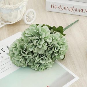 Fleurs décoratives Simulated Hortensea Bouquet Silk Fake Flower El Mall Decor Artificial Green Ball Chrysanthemum Marring Decoration