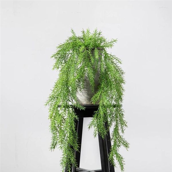 Flores decorativas Feel de hoja simulada agujas de pino en vides colgantes plantas de interior margarita crisantemum artificial
