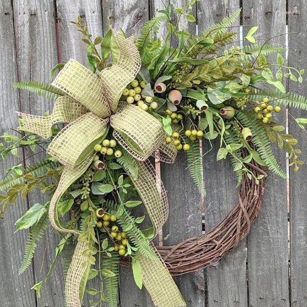 Fleurs décoratives Porte d'air de jardin végétal simulé avec couronnes vertes branches flétries et anneaux de rotin suspendus devant le