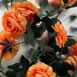 Decoratieve bloemen gesimuleerde roos zijden bloemstof Bloemenwijnstokbekleding Decoratie Kronkelende hangende mand Woonkamer Slaapkamer