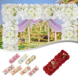 Fleurs décoratives arrangement de fleurs de soie simulée table de mariage dans la pièce maîtresse en arrière