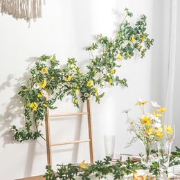 Decoratieve bloemen gesimuleerde zonnebloembloem Vine vals rotan Daisy airconditioning pijp kronkelende binnen achtergrond muur raam decoratie