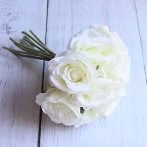 Decoratieve bloemen Kleine bloemboeket Eenvoudige rozenbos