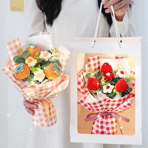 Fleurs décoratives Bouquet de fleur au crochet de fraise Persimmon Bouquet tissé rose tricotée avec une corde légère Mariage d'anniversaire d'artisanat cadeau