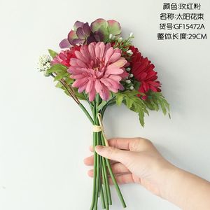 Fleurs décoratives tournesols marguerite main tenant le paquet d'hortensias pour la décoration de voiture de mariage à la maison