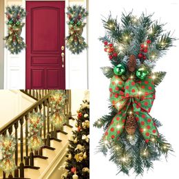 Flores decorativas The Cordless Prelit Stairway Trim Guirnaldas navideñas para la puerta delantera Holiday Wall Window Adornos colgantes Narciso Wreath