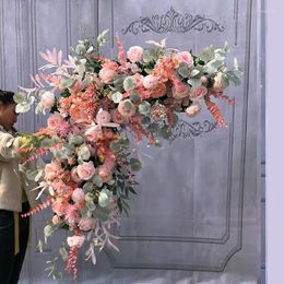 Flores decorativas Fila de flores triangulares Fondo de escenario de arco de boda Diseño de área de bienvenida Arte de simulación
