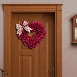 Decoratieve bloemen valentines krans deur hangende hartvormige kransen voor paasdecoratie
