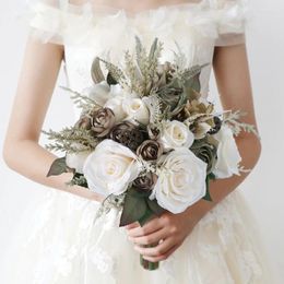 Flores decorativas Vintage Europa estilo nupcial Bouquet Ornamento de flores de seda artificial para la ceremonia de compromiso de la boda