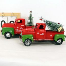 Fleurs décoratives Ornements de camion rouge vintage Christmas Metal Pickup Car avec Noël DÉCORATIONS D'ARBRE ANNÉE 2024 NAVIDADAD
