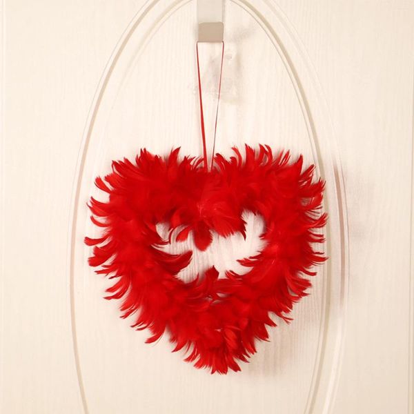Flores decorativas Guirnalda de boda Anillo rojo artificial Modelo de plástico Corona de plumas En forma de corazón Colgante de regalo único Día de San Valentín