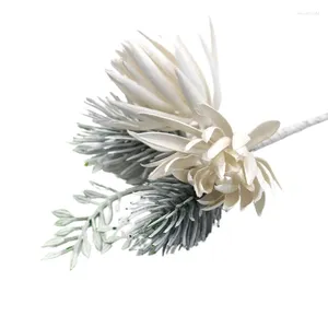 Decoratieve bloemen Wit kunstmatige dennenplastic decoratie geschikt voor feesten en kerstfeestje