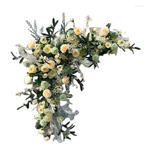 Decoratieve bloemen Groothandel Aangepaste bloemenrij Arch Artificiële driehoeken Hangende bloemen voor bruiloftsachtergrond