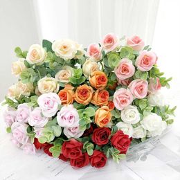 Decoratieve bloemen kransen 1 tak 11 hoofden kunstmatige eucalyptus rozenboeket voor bruiloft woningdecoraties plastic nep tuin decoratie hkd230818