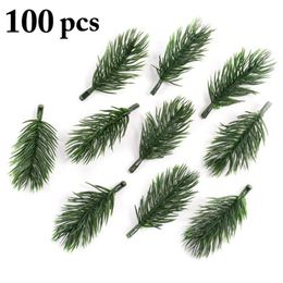 Ghirlande di fiori decorativi 100Pcs Ornamento dell'albero di Natale Mini aghi di pino artificiale Ghirlanda di pino Pick Forniture per feste per piante di simulazione natalizia 230221