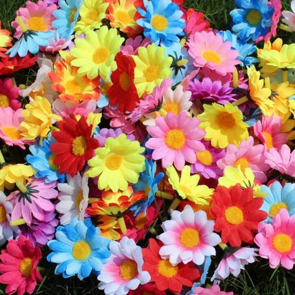 Fleurs décoratives couronnes 100pcs / lot mini marguerites fleur artificielle tête de tournesol bricolage bricolage de fête décoration de mariage décoratif