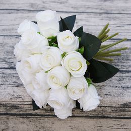 Couronnes de fleurs décoratives 18 têtes/bouquet de roses à main, décoration de mariage artificielle, décor de table de salle, fleurs artificielles de mariée, fleur en soie pour blanc 230828