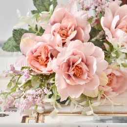 Decoratieve bloemen kransen 1 stks camellia kunstmatige bloem 5 kop zijden roos boeket nep trouwhuis decoratie rosedecoratief