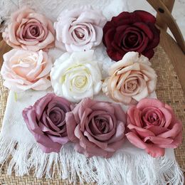 Couronnes De Fleurs Décoratives 30pcsLot 9cm10CM Grande Rose Blanche Têtes De Fleurs En Soie Artificielle DIY Décoration De Mariage Guirlande Scrapbooking Artisanat Faux 230731