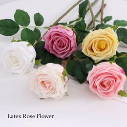 Decoratieve bloemen Kransen 4pc hoogwaardige latex Roses Flower Decor Home Hand Feelt Mydraterende roos echte touch kunstmatige bruiloft Brida