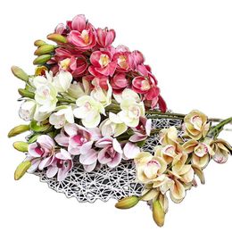 Decoratieve bloemen kransen 4 stks faux cymbidium bloem tak 15 hoofden real touch pu butterfly orchidee stengel voor bruiloft bloemendecoratiedec