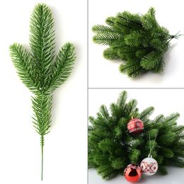 Couronnes de fleurs décoratives 50pcs branches de pin artificielles feuilles en plastique pour la décoration de fête de Noël faux feuillage fausse fleur bricolage artisanat couronne 221118