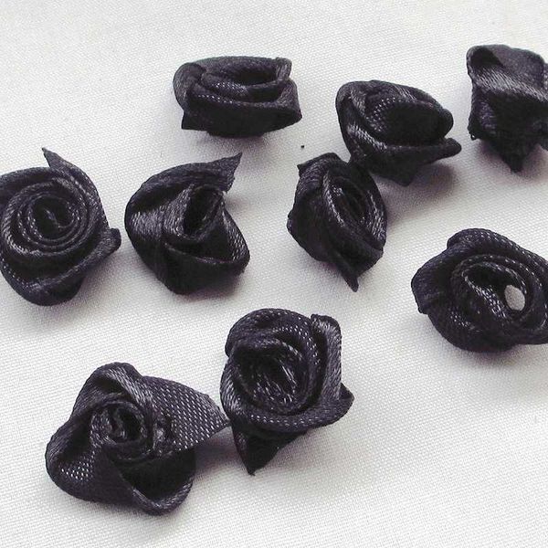 Couronnes de fleurs décoratives 50 pièces/lot Mini ruban de Satin Rose fleur Rosettes tissu arc Appliques pour décoration de mariage artisanat couture accessoires bricolage T230217