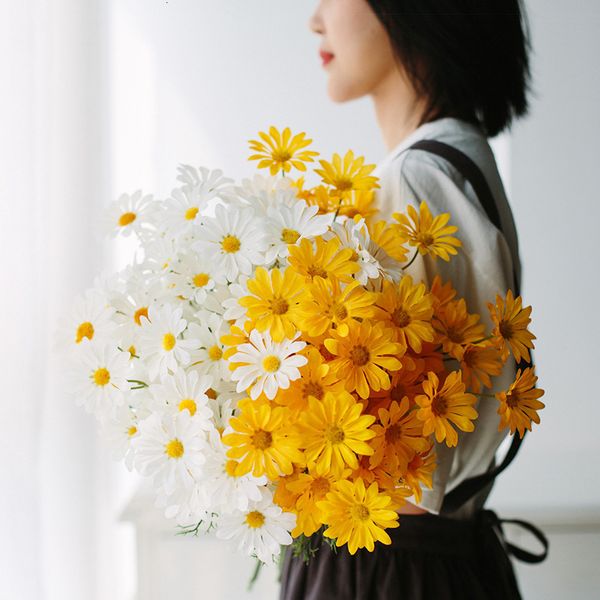 Couronnes de fleurs décoratives 52 cm marguerite jaune fleurs artificielles décoratives 5 têtes de fleurs camomille blanche en soie vase de bureau à domicile faux 230822