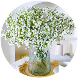 Couronnes de fleurs décoratives 90 têtes 52 cm souffle de bébé en plastique artificiel gypsophile bricolage arrangement de bouquets de fleurs pour la décoration de la maison de mariage HKD230818