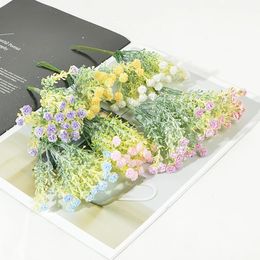 Couronnes de fleurs décoratives 90 pièces petits bébés en plastique souffle Bouquet fleur artificielle pour la maison de mariage décoration accessoires de jardin 231207