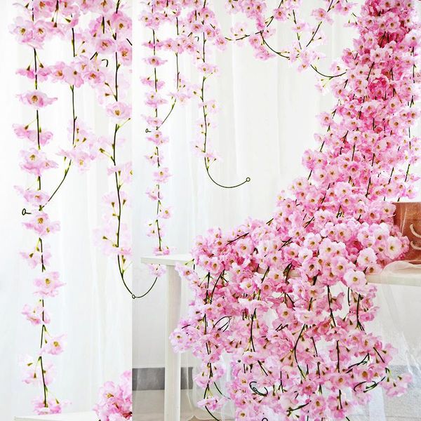 Flores decorativas Guirnaldas Flor de cerezo artificial Vine 144 Cabezas de flores Colgante de pared Rattan Fake Garland Arch Ivy Party Wedding Decorat