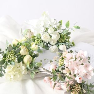 Decoratieve bloemen kransen takjes Hydrangea Artificial Bouquet Silk Blooming Fake Peony Bridal Hand Bloem Roses Bruiloft Centerpieces D