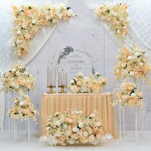 Decoratieve bloemen kransen champagne kleur bloem arrangement rij weg bruiloft podium achtergrond muur welkom gebied decoratie vloeiedecorati