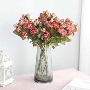 Des couronnes de fleurs décoratives affichent des faux artificiels pour faire de vieilles roses à bord de coke Simulation rétro de style européen 5 petits bouquets décoratifs