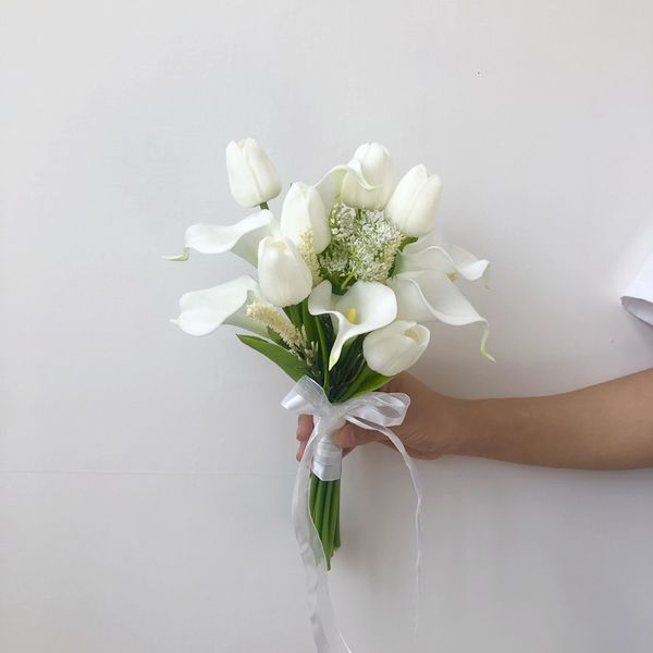 Flores decorativas Coronas de flores al por mayor White Small Bunch de tulipán con lirios Artificial Bridal Bouquets para damas de honor Damigella 230213