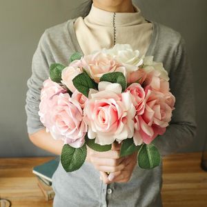 Fleurs décoratives couronnes vent du vent de la main nuptiale de mariage artificiel bouquet en soie fleur de rose pour la décoration de fête à la maison fausse fleurs decorative