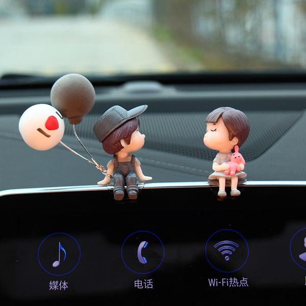 Objets décoratifs Décoration de voiture Dessin animé mignon Couples Action Figure Ballon Ornement Auto Intérieur Tableau de bord pour filles Cadeaux 230531