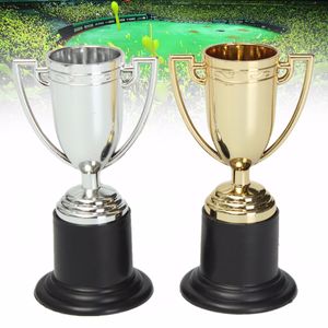 Decoratieve objecten Beeldjes Mini-trofee van 10 cm Goud en zilver Voetbalbeker-trofee Sportevenement Verjaardagsfeest kinderfeest gevuld geschenk 230616