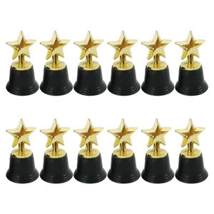 Decoratieve objecten beeldjes 12 stuks Award Golden Mini Award Trophy Prijzen Decor Plastic Beloningsprijzen Kleuterschool Kinderen Cadeau Awards Trofee met zwarte basis 231206