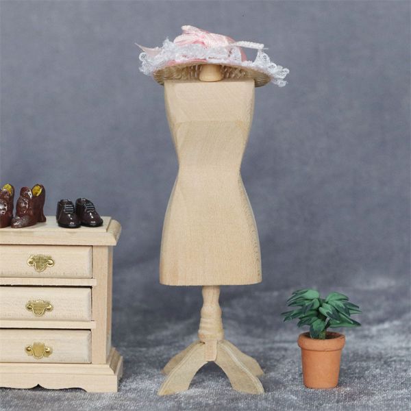 Objets décoratifs Figurines 1PC Mini modèle de vêtements en bois cintre échelle maison de poupée 1/12 modèles de simulation en bois ornements décoration de la maison artisanat 230919