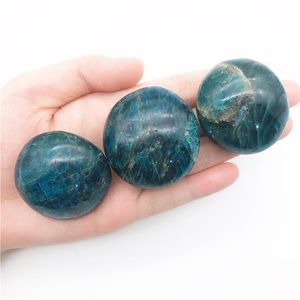 Decoratieve objecten beeldjes 1pc Natural Blue Apatite Palm Massage Steen Healing Reiki Crystal Madagascar Quartz Kristallen